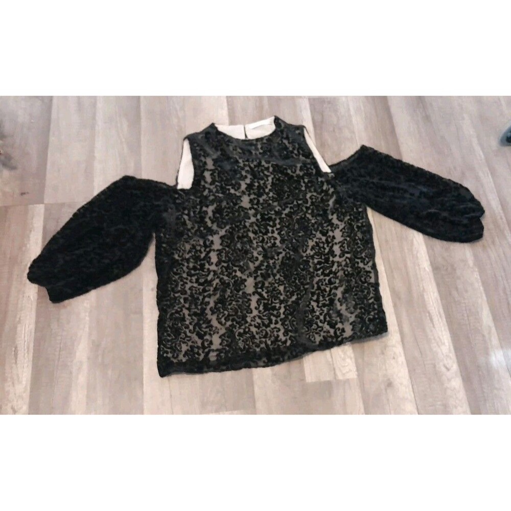 Alice + Olivia Medium Black Lined  Lace Cold Shoulder Blouse . B17